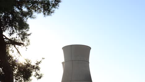 Planta-De-Energía-Nuclear-Torre-De-Enfriamiento-única-Panorámica-Hacia-Abajo-Rancho-Seco