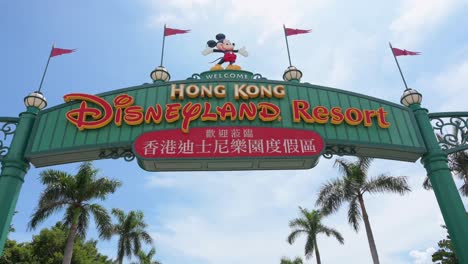 La-Entrada-Del-Centro-Turístico-Disneyland-Del-Parque-De-Atracciones-De-La-Compañía-Americana-Se-Ve-En-Hong-Kong