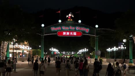 Besucher-Verlassen-Den-Amerikanischen-Vergnügungspark,-Wenn-Sie-Durch-Den-Ausgang-Des-Disneyland-Resorts-In-Hong-Kong-Gehen