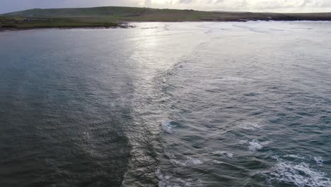 Luftbild-In-Zeitlupe-Der-Nordseewellen,-Während-Sie-Von-Der-Sonne-Wegfliegen