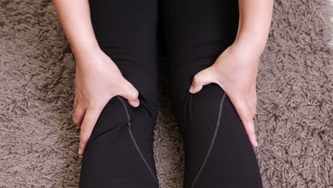Frau-Mit-Knieschmerzen-Das-Konzept-Der-Verhinderung-Von-Beinermüdung-Und-Selbstmassage