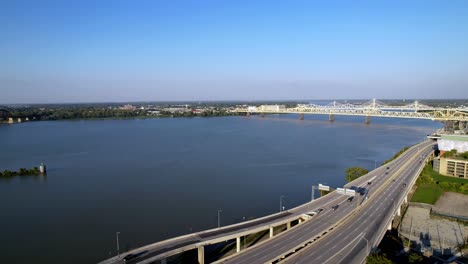 Tráfico-Que-Conduce-A-Los-Puentes-Del-Río-Ohio-En-Louisville-Kentucky