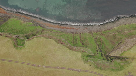 Vogelperspektive-Von-Rechts-Nach-Links-über-Die-Schmutzige-Inselküste,-Polarkreis