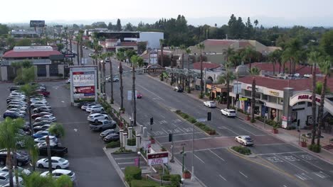 Aerial-rising-over-Ventura-Blvd,-Encino-Commons-shopping-center,-overcast-day