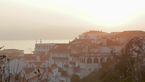 Stadt-Sao-Pedro-De-Moel-Bei-Sonnenaufgang-Mit-Hellem-Himmel-Und-Nebel-In-Marinha-Grande,-Leiria,-Portugal