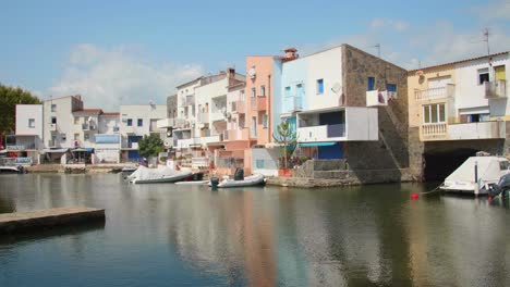 Casas-Residenciales-Y-Barcos-Atracan-En-Vía-Fluvial-En-Empuriabrava,-Cataluña,-España