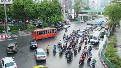 Verkehr-Durch-Belebte-Kreuzungen-Zur-Hauptverkehrszeit-In-Bangkok,-Die-Durch-Ampeln-Kontrolliert-Wird,-Gibt-Es-Jeden-Tag-Starken-Verkehr
