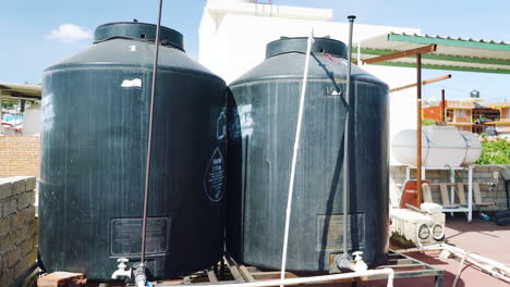Ein-Paar-Große-Wassertanks-Mit-Rohren-Und-Hähnen-Zur-Speicherung-Auf-Dem-Dach-In-Mexiko