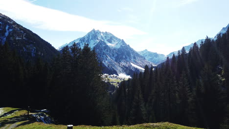 La-Imagen-De-Primer-Plano-De-Una-Montaña-Natural-Austriaca-Durante-Un-Día-Nublado