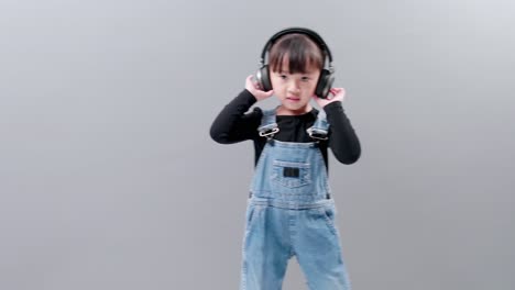 Kind-Mit-Overall,-Das-Mit-Kopfhörer-Musik-Hört