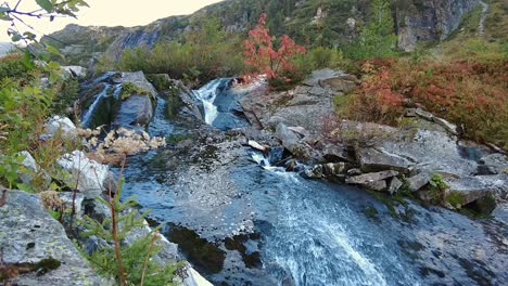 Schöne-Herbstfarben-In-Den-Bergen-Österreichs,-Wasserfall-In-Zeitlupe-120fps