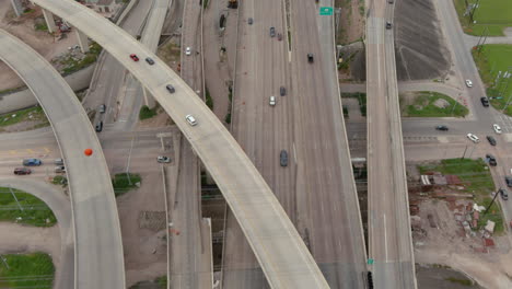 Vista-Panorámica-Del-Tráfico-En-La-Autopista-610-Y-59-Sur-En-Houston,-Texas