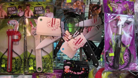 Zubehörkostüme-Zum-Halloween-Thema,-Wie-Blutige-Messer,-Hämmer-Und-Schraubenschlüssel,-Werden-Tage-Vor-Halloween-In-Hongkong-An-Einem-Stand-Zum-Verkauf-Angeboten