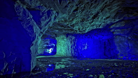Video-De-Lapso-De-Tiempo-De-Una-Cueva-Iluminada-En-Azul-Con-Reflejos,-En-El-Valle-Vikingo,-Noruega