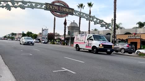 Cars-driving-on-Ventura-Boulevard-in-Encino-Commons,-Los-Angeles