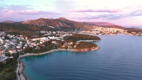 Panoramablick-Auf-Eine-Hafenstadt-Auf-Der-Kroatischen-Insel-Hvar-In-Dalmatien,-Kroatien
