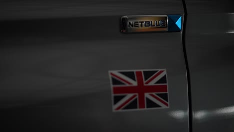 Graues-Englisches-Auto-Mit-England-flaggenaufkleber