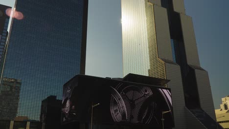 Digitaler-Oled-3d-bildschirm-Der-Plakatwand-Auf-Sttown-Coex-Artium,-Sonnenlicht,-Das-Im-Handelsturm-Bei-Sonnenuntergang-Reflektiert-Wird,-Seoul-Südkorea-Statisch-Nach-Oben-Schauend