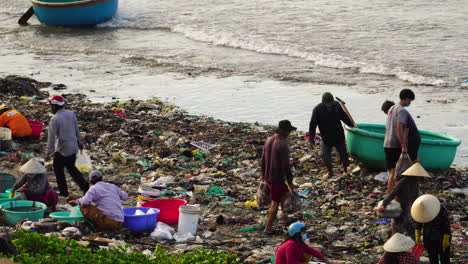 Abwaschen-Des-Industriellen-Plastikmülls-Am-Strand-Nach-Typhon-Im-Südchinesischen-Meer