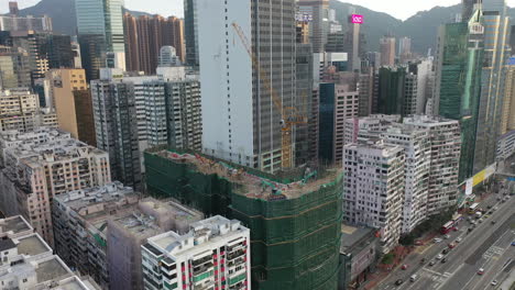 Kran-Und-Bagger-Auf-Der-Baustelle-In-Causeway-Bay,-Hongkong