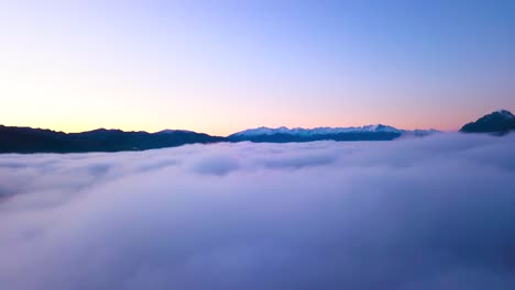 Volando-A-Través-De-Las-Nubes-De-Invierno-En-El-Hermoso-Lago-Hawea-En-Nueva-Zelanda