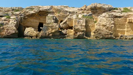 Grotte-Bue-Marino-ox-tuff-cave-seen-from-boat-in-Favignana,-Sicily