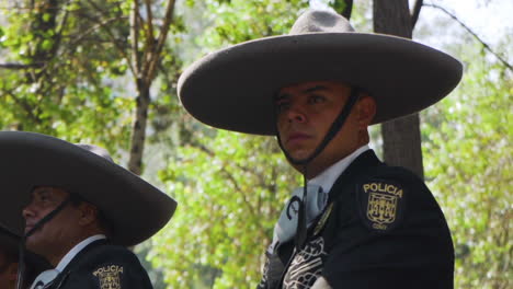 Oficial-De-Policía-En-La-Ciudad-De-México-Hace-Guardia-En-La-Patrulla-Con-Sombreros-Y-Traje-De-Mariachi