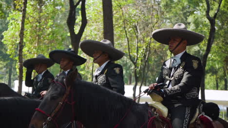 Mexikanische-Polizei-Patrouilliert-Zu-Pferd-In-Traditioneller-Sombreros--Und-Mariachi-uniform