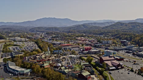 Pigeon-Forge-Tennessee-Aerial-V1-Panoramablick-Rund-Um-Die-Insel-Und-Das-Stadtbild-Der-Stadt-Mit-Bergigem-Landschaftshintergrund---Aufgenommen-Mit-Inspire-2,-X7-Kamera---November-2020