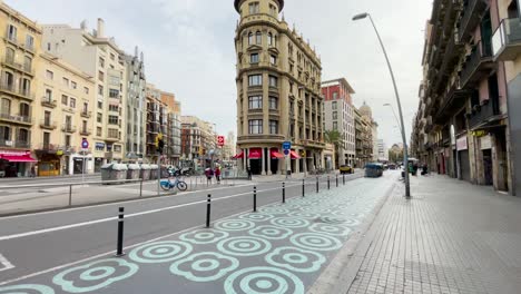 Gehen-Sie-Mit-Einem-Gimbal-Durch-Das-Zentrum-Von-Barcelona-Und-Gehen-Sie-Den-Fußgängerweg-Entlang