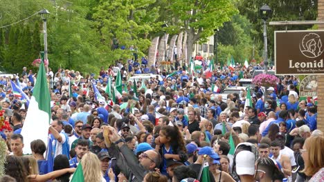Eine-Menge-Italienischer-Fans,-Die-Den-Sieg-Des-Euro-Cup-Fußball-Fußballturniers-Feiern,-Weitschuss---Italienische-Flaggen-In-Der-Luft-Schwenken