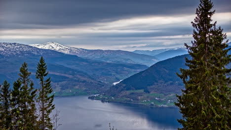 Zeitraffer-Von-Wolken-Am-Ardalsfjord,-In-Der-Nähe-Von-Ovre-Ardal,-Westland,-Norwegen