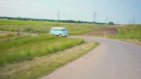 Klassischer-Volkswagen-van,-Der-Durch-Die-Landschaft-Fährt
