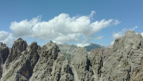 Jagged-Mountain-peaks-near-passo-gardena,-dolomites,-italian-alps