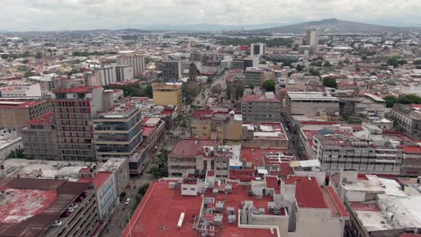 Drohnenflug-über-Gebäudedächer-Vom-Denkmal-Von-Fray-Antonio-Alcalde-In-Guadalajara,-Mexiko