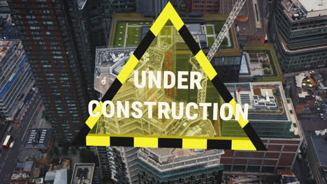 Construcción-De-Un-Rascacielos,-Triángulo-De-Advertencia-Con-Texto-En-Construcción---Superposición-Digital-3d
