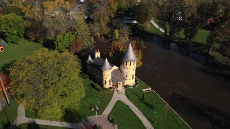 Curwood-Castle-in-Owosso,-Michigan-with-drone-shot-zooming-out