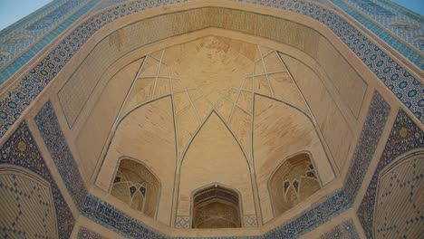 Ciudad-De-Bukhara,-Uzbekistán-Mezquita-Kalyan-Lado-Frontal-1-De-5-Cerca-Del-Minarete-De-Kalon