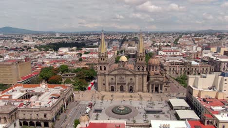 Kathedrale-Und-Rathaus-Von-Guadalajara---Außenansicht-Der-Kathedrale-Mariä-Himmelfahrt-In-Der-Metropole-Jalisco-In-Mexiko