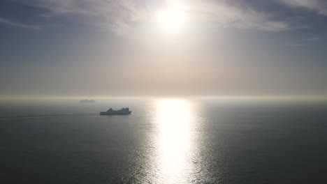Silhouette-Eines-Kreuzfahrtschiffes,-Das-Auf-Silbernem-Meerwasser-Navigiert