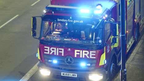 Nahaufnahme-Eines-Feuerwehrautos,-Das-Nachts-In-England-Auf-Einen-Notfall-Reagiert