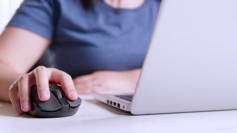 Geschäftsfrauhände,-Die-Auf-Der-Tastatur-Tippen-Und-Auf-Eine-Computermaus-Klicken