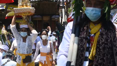 Bailarina-Durante-La-Ceremonia-De-Cremación-Hindú-Balinesa-En-Denpasar,-Bali,-8-De-Octubre-De-2021
