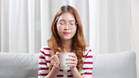 Mujer-Joven-Asiática-En-Un-Día-Frío-Bebiendo-Una-Taza-De-Té-Caliente-Para-Relajarse