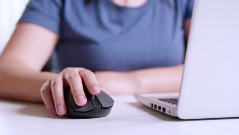 Las-Mujeres-Están-Usando-Un-Mouse-Inalámbrico-Con-Una-Computadora-Portátil-En-Un-Escritorio-En-La-Habitación