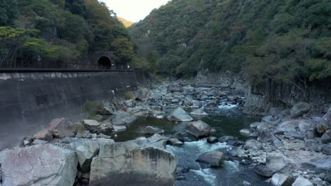 Río-Cañón-Por-La-Línea-De-Tren-Fukuchiyama-Abandonada,-Hyogo-Japón