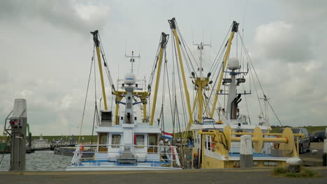 Stetige-Aufnahme-Von-Zwei-Holländischen-Fischtrawlern,-Die-Im-Hafen-Von-Texel-Festgemacht-Sind