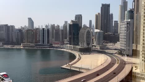 Timelapse-Sobre-Business-Bay-En-Dubai-Con-Vista-Al-Burj-Khalifa-Y-Al-Canal-Con-Tráfico-Sobre-El-Puente-Noviembre