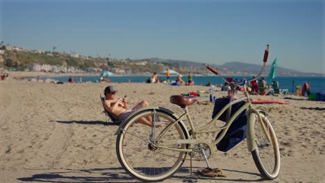 Beach-cruiser-bike-alone-on-the-beach