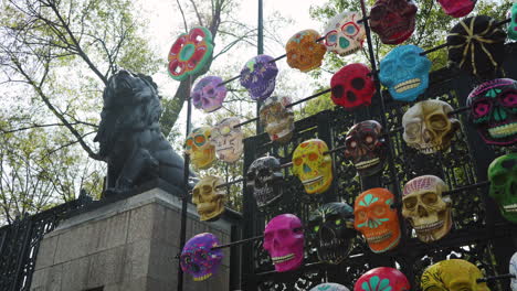 Vor-Den-Toren-Des-Chapultepec-Parks-In-Mexiko-Stadt-Stehen-Bunte-Zuckerschädel,-Um-Den-Tag-Der-Toten-Zu-Feiern
